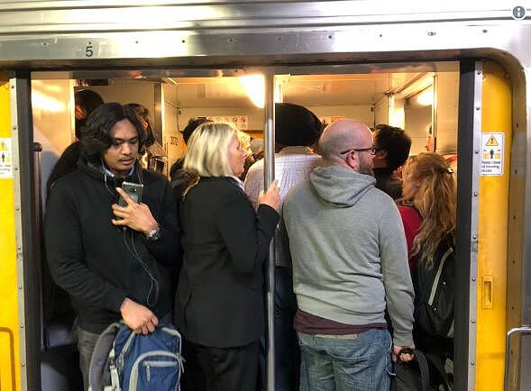 崩溃！悉尼城铁又双叒叕延误和取消！车厢爆满、站台拥挤不堪！大量乘客发文疯狂吐槽（组图） - 2