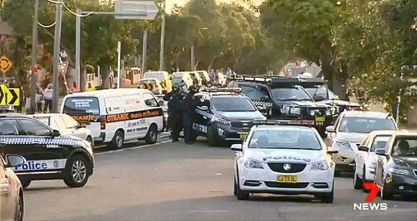 突发！大批武装警察包围悉尼一栋民宅！僵持局面持续3个多小时！附近居民被紧急疏散（视频/组图） - 1