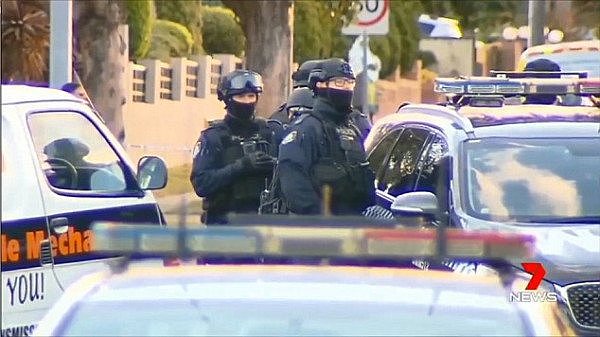 突发！大批武装警察包围悉尼一栋民宅！僵持局面持续3个多小时！附近居民被紧急疏散（视频/组图） - 2