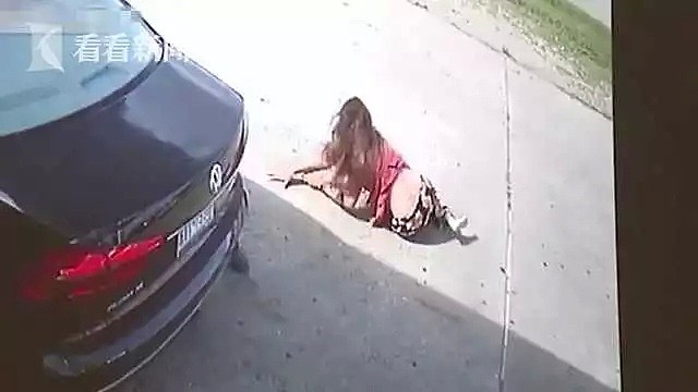 可怕！女子取钱后当街遭抢 歹徒见不松手竟狠踩倒车、反复碾压（组图/视频） - 7