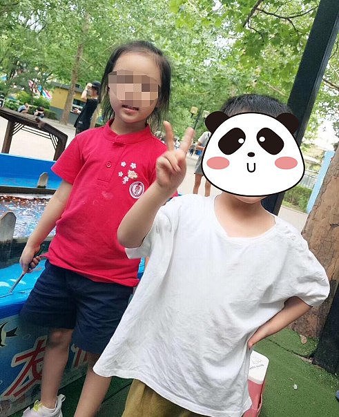贾乃亮带甜馨公园游玩被偶遇，全程不见李小璐，手上的镯子却亮了 - 3