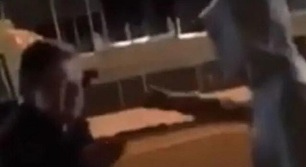 震惊！悉尼70岁老翁车站遭teenagers狂殴！倒地后仍夺命连踢！附近路人尖叫不断（视频/组图） - 1