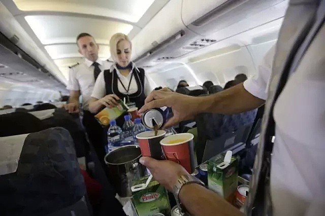 炸了！视频曝光：你在飞机上喝的都是“别人的口水”！15个不为人知黑幕...（组图/视频） - 2
