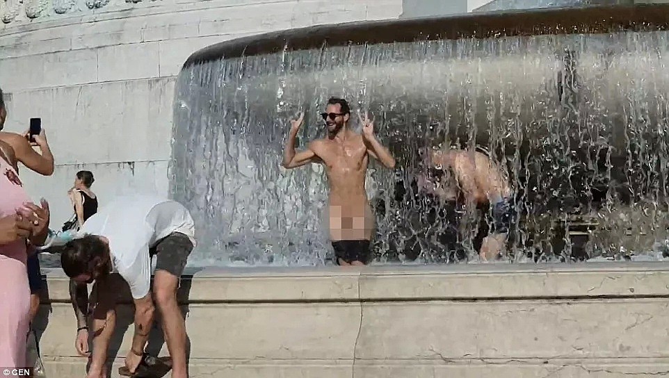 意大利的喷泉池快成了游客的澡堂子了...裸身那种...（组图） - 2