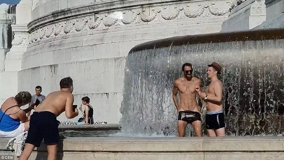 意大利的喷泉池快成了游客的澡堂子了...裸身那种...（组图） - 4