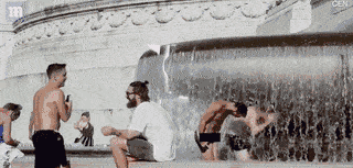 意大利的喷泉池快成了游客的澡堂子了...裸身那种...（组图） - 6