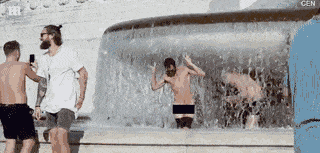 意大利的喷泉池快成了游客的澡堂子了...裸身那种...（组图） - 7