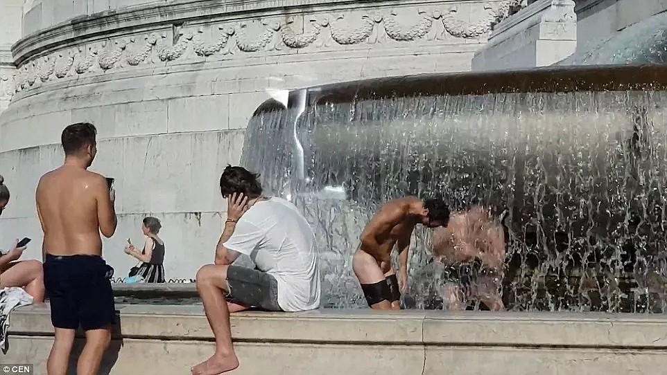 意大利的喷泉池快成了游客的澡堂子了...裸身那种...（组图） - 9