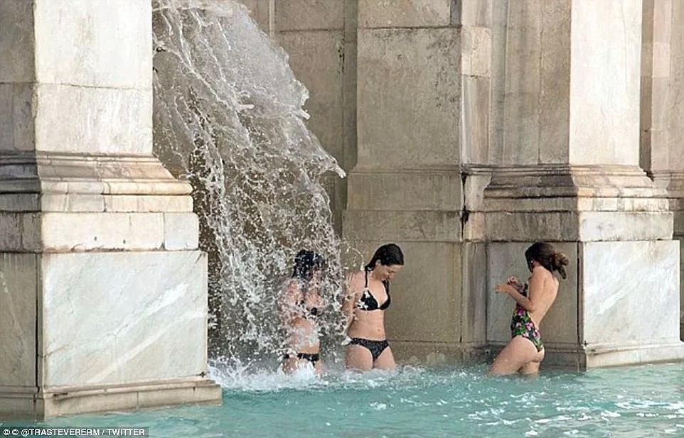 意大利的喷泉池快成了游客的澡堂子了...裸身那种...（组图） - 15