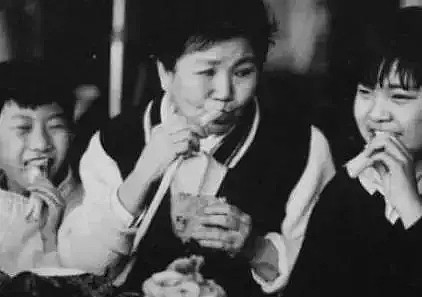 中国第一位喜剧之王，丈夫惨死、女儿脑瘫，她用悲剧人生，为我们带来十几年的欢声笑语（组图） - 28