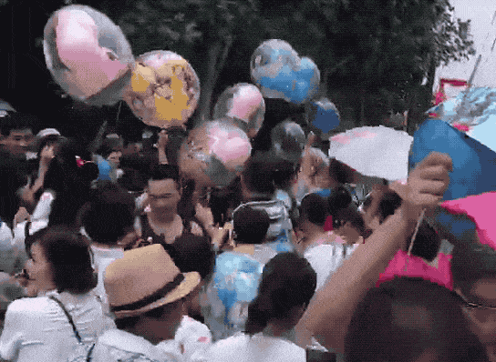 实在丢人！上海迪士尼售卖气球，众多游客竟然不掏钱直接开抢……（组图/视频） - 3