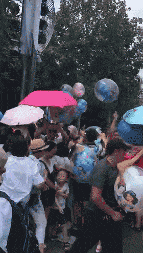 实在丢人！上海迪士尼售卖气球，众多游客竟然不掏钱直接开抢……（组图/视频） - 4