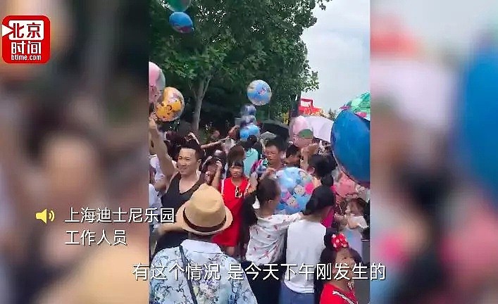 实在丢人！上海迪士尼售卖气球，众多游客竟然不掏钱直接开抢……（组图/视频） - 5