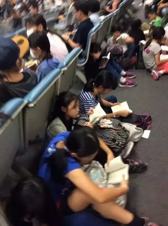 洛杉矶机场外的中国学生vs日本学生，这两张图刷屏了！（组图） - 7
