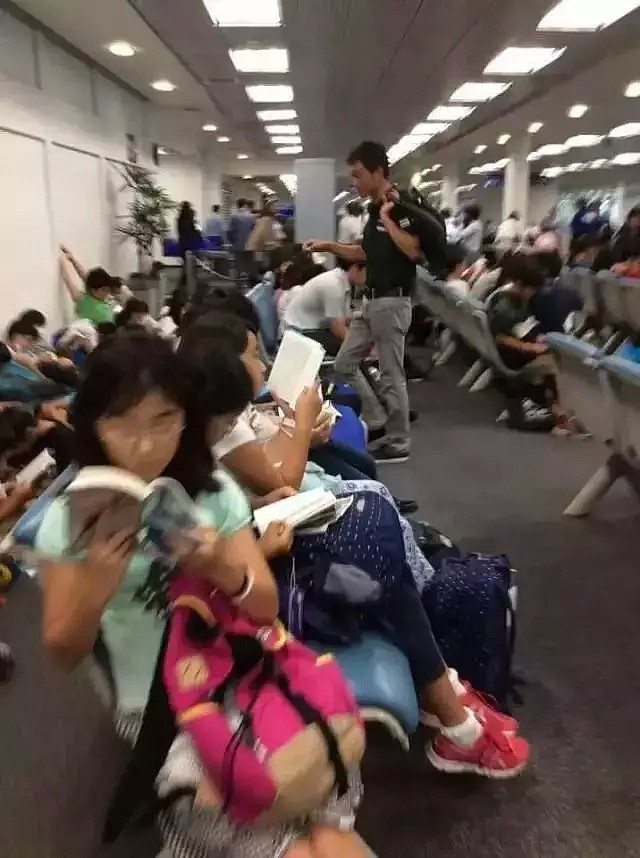 洛杉矶机场外的中国学生vs日本学生，这两张图刷屏了！（组图） - 8