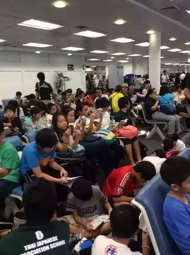 洛杉矶机场外的中国学生vs日本学生，这两张图刷屏了！（组图） - 9