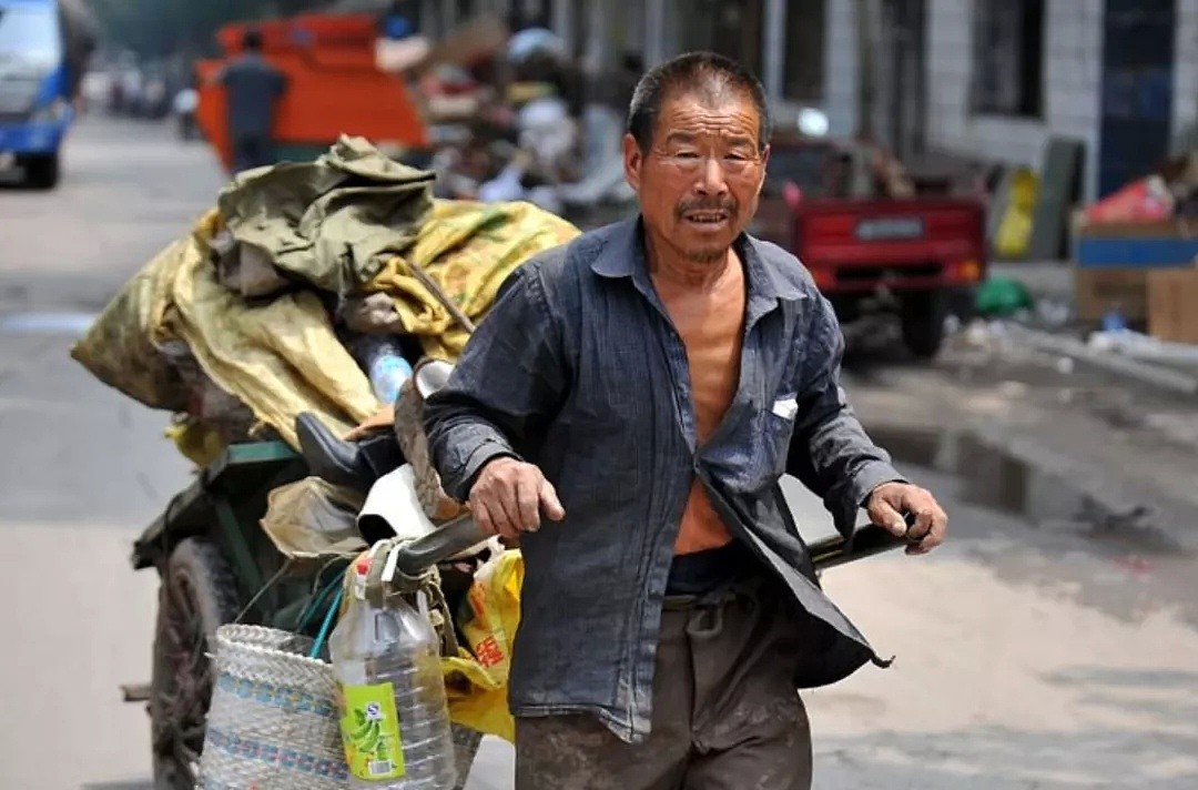 新加坡顶级“吝啬鬼”，有钱有别墅却靠着吃剩饭、捡垃圾过活......（组图） - 2