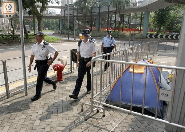 内地男子香港排队买刘德华演唱会门票，遭两港男挥刀攻击血溅满地（组图） - 6