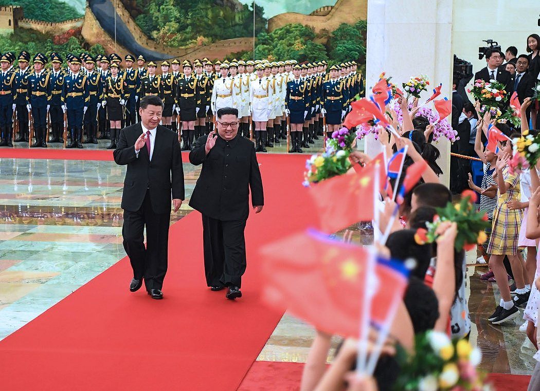 今年6月，中国国家主席习近平与朝鲜领导人金正恩在北京会晤。预计习近平将在下个月对朝鲜进行首次国事访问。