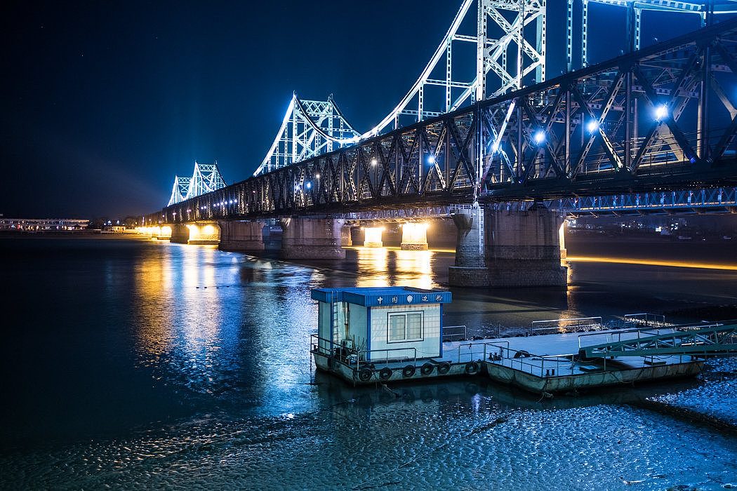 中国城市丹东连接朝鲜的大桥。中国的分析人士表示，中国基本上遵守了国际社会对平壤的制裁。
