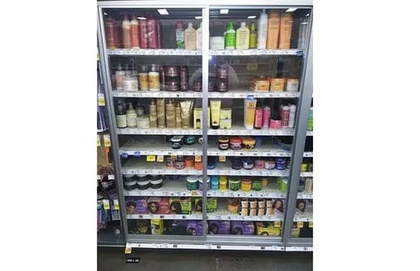 超市里卖的黑人用商品全部上锁！非裔顾客：把我们当小偷（组图） - 2