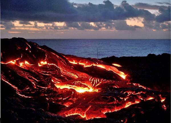 世界最奇葩火山，燃烧87年未熄灭,游客用它来烧烤（组图） - 1