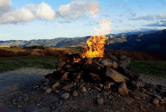 世界最奇葩火山，燃烧87年未熄灭,游客用它来烧烤（组图） - 4