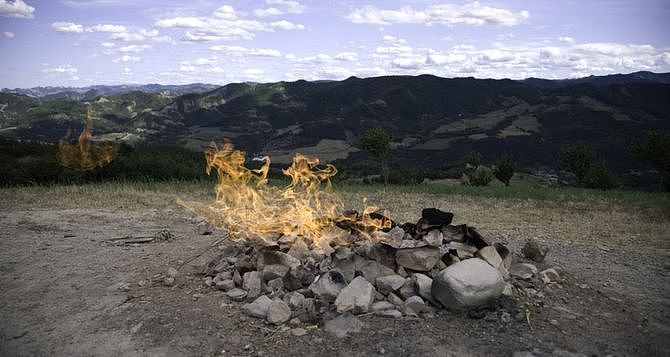 世界最奇葩火山，燃烧87年未熄灭,游客用它来烧烤（组图） - 6