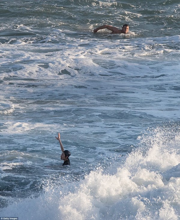 震撼照片曝光！亚裔女子在悉尼东岸溺水，救生员营救过程堪比大片！（组图） - 4