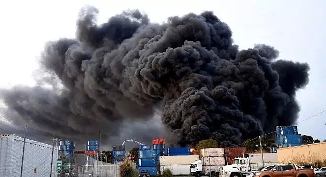 突发！墨尔本亚裔区工厂大火！爆炸连连，毒烟漫天！上百名消防员紧急出动（视频/组图） - 10