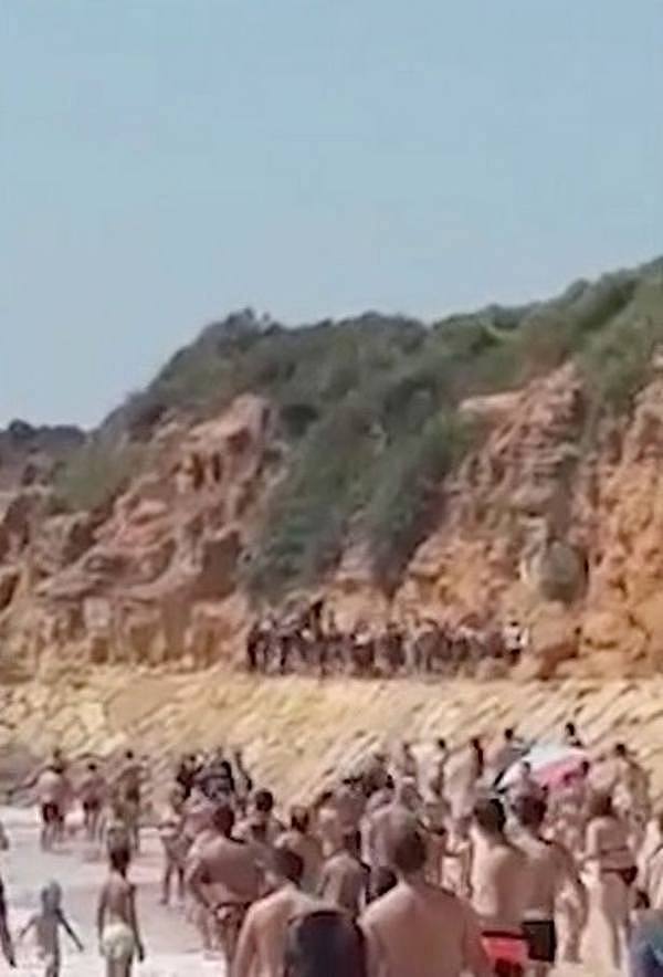 海滩一幕惊呆游客：一群偷渡客漂来开始爬悬崖（组图/视频） - 2