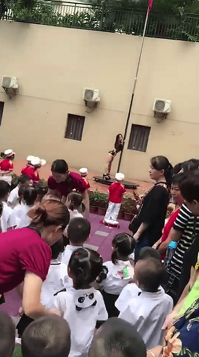 奇葩！深圳一幼儿园开学典礼请舞女跳钢管舞，视频刷爆朋友圈（视频/组图） - 2