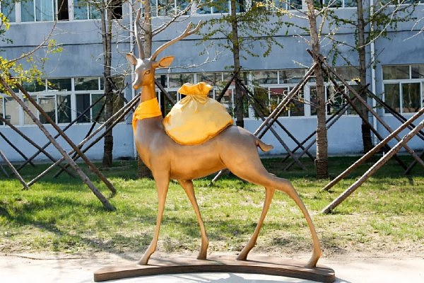 “一袋一鹿”主题雕塑落成，引网友强烈吐槽：马鹿撒币…（组图） - 4