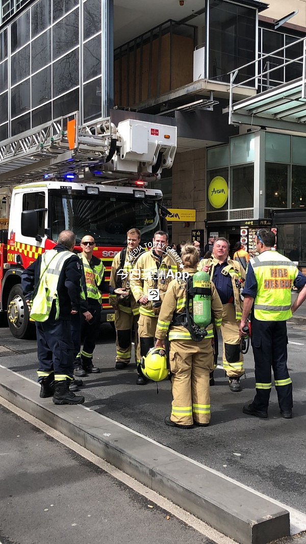突发！悉尼市中心World Tower失火，现场冒出浓烟！消防员与警察已到场！（视频/组图） - 1