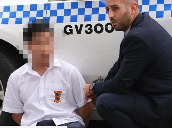 悉尼16岁亚裔高中生捅伤老师同学，包内藏有多把刀具！嫌犯被允许参加HSC考试（组图） - 2