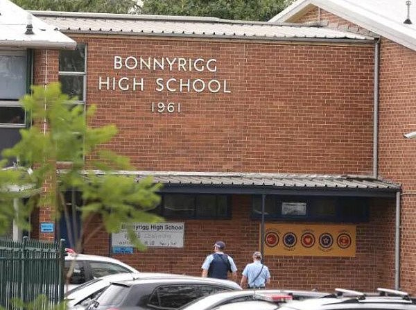 悉尼16岁亚裔高中生捅伤老师同学，包内藏有多把刀具！嫌犯被允许参加HSC考试（组图） - 4