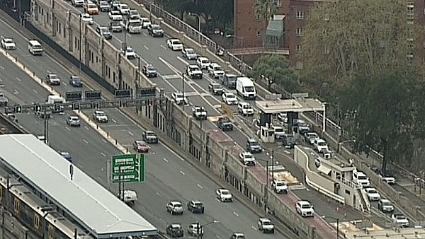 悉尼海港隧道发生交通事故！南向车道已被关闭，司机注意绕行（图） - 1
