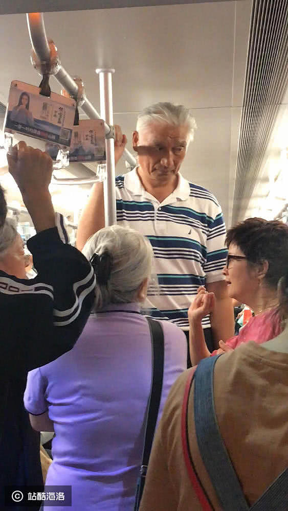 姚明66岁老父亲低调挤地铁被围观，身高2米开外（组图） - 2