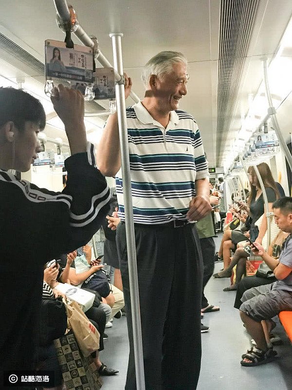 姚明66岁老父亲低调挤地铁被围观，身高2米开外（组图） - 3