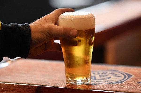 永远喝不醉！澳酒厂推出“零酒精”啤酒 专家：喝一罐等于吃五个巨无霸！（组图） - 3
