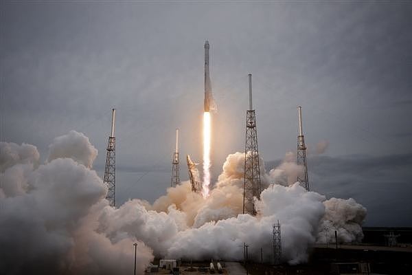 SpaceX重磅宣布：已签下全球首位绕月飞行私人乘客（图） - 1