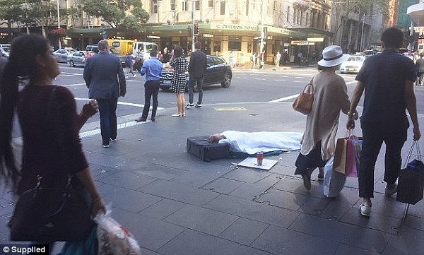 悉尼CBD一张照片引无数人心碎！澳女惊叹：“那么多人走来走去，却没一个人在意...”（组图） - 2