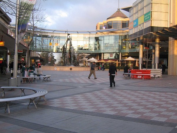 Hornsby_mall_with_fountain.jpg,0