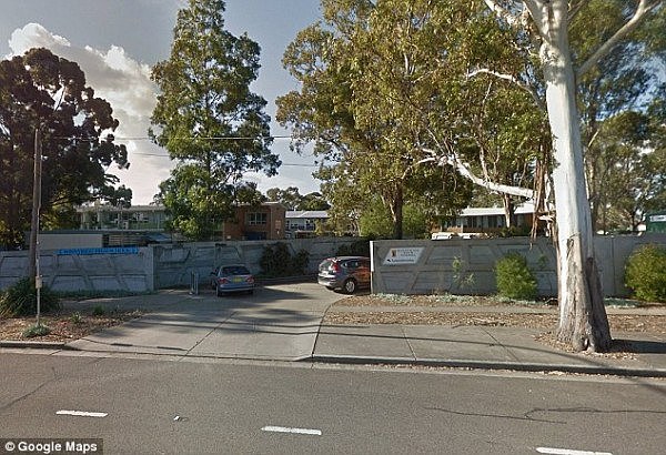 “学校里有炸弹！”悉尼两所高中收到恐吓电话，警方立即封锁校园进行搜查 - 1