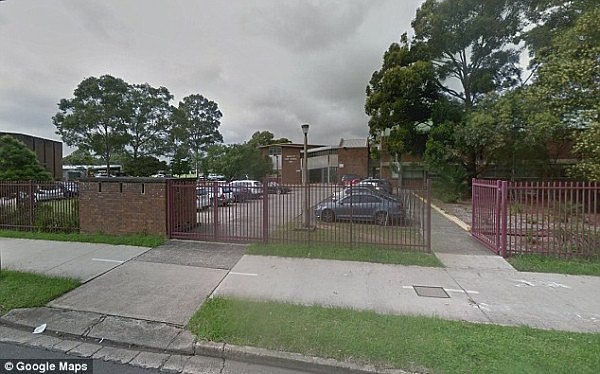 “学校里有炸弹！”悉尼两所高中收到恐吓电话，警方立即封锁校园进行搜查 - 2