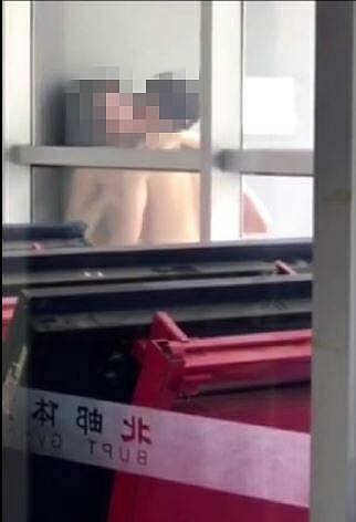 北京邮电大学不雅视频流出，学生情侣体育馆上演“活春宫”（图） - 2
