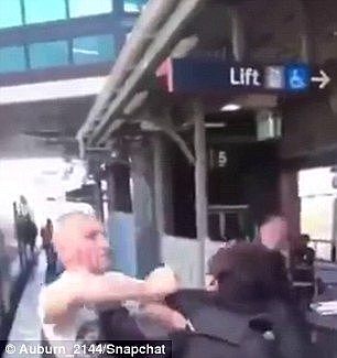 悉尼城铁车站秒变拳击擂台！2男子在站台上大打出手，周围乘客被惊呆！（组图/视频） - 2
