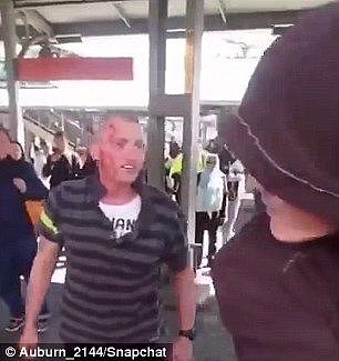 悉尼城铁车站秒变拳击擂台！2男子在站台上大打出手，周围乘客被惊呆！（组图/视频） - 3
