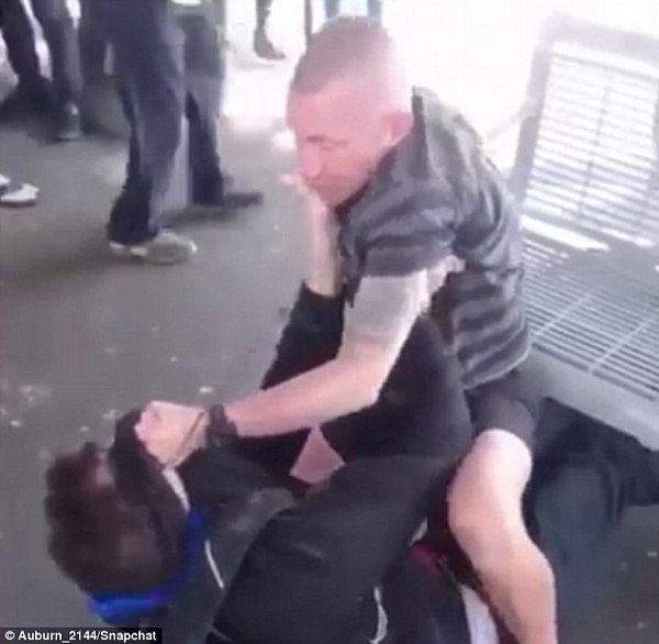 悉尼城铁车站秒变拳击擂台！2男子在站台上大打出手，周围乘客被惊呆！（组图/视频） - 1