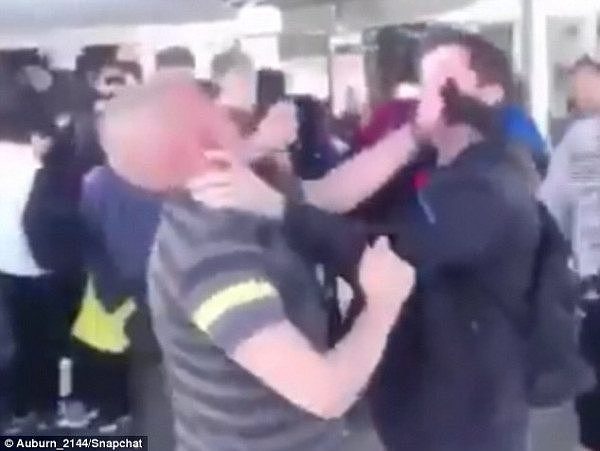 悉尼城铁车站秒变拳击擂台！2男子在站台上大打出手，周围乘客被惊呆！（组图/视频） - 5